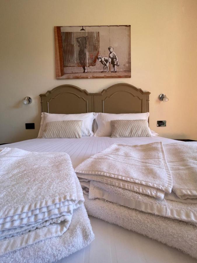Al Laghetto La Morra Bed & Breakfast Bagian luar foto