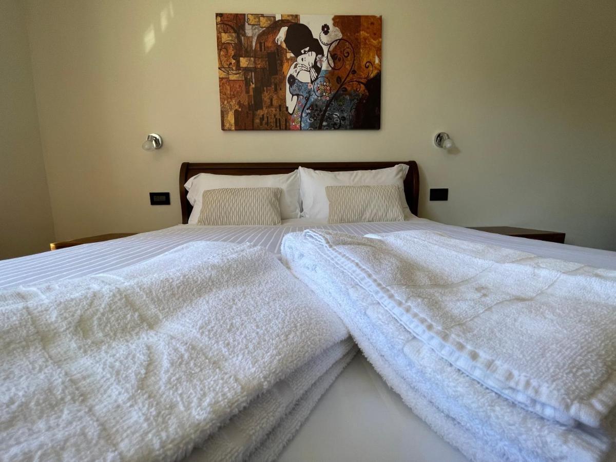 Al Laghetto La Morra Bed & Breakfast Bagian luar foto