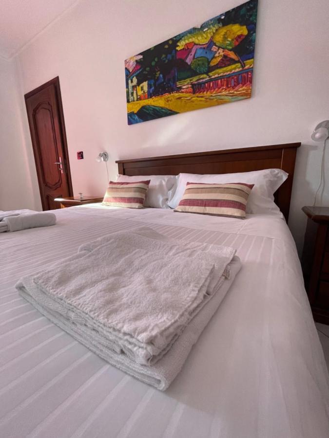 Al Laghetto La Morra Bed & Breakfast Bagian luar foto